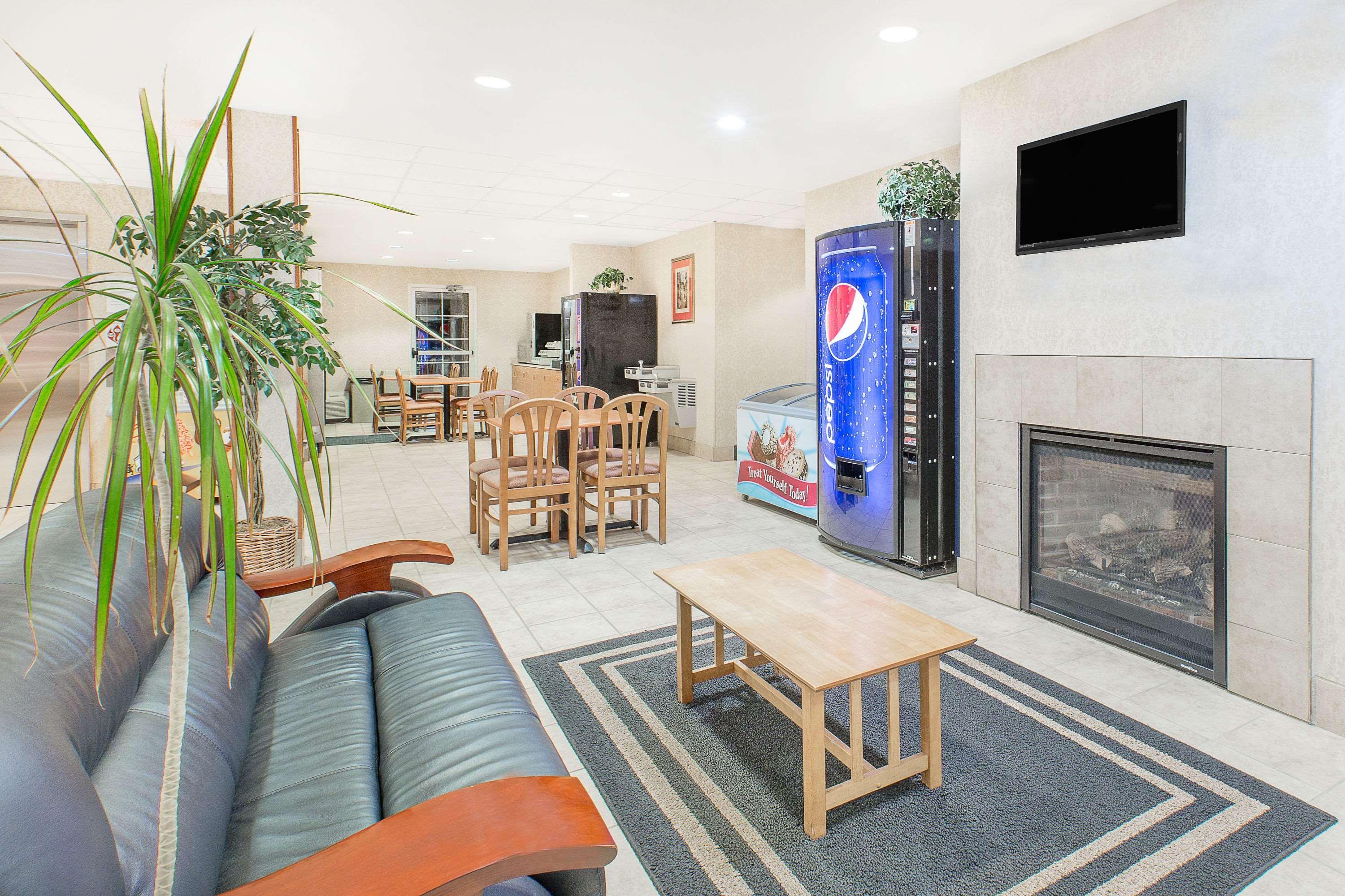 Microtel Inn & Suites By Wyndham Colfax Extérieur photo